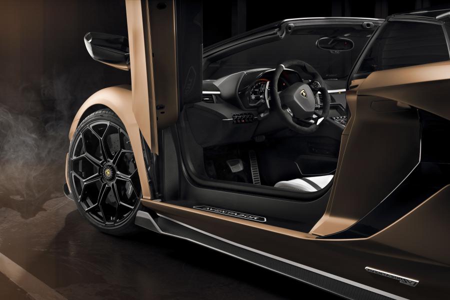 Интерьер Lamborghini Aventador SVJ Roadster 2019 года  (WW) (фото 27 из 37)